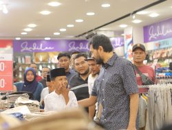 Mualem Boyong 120 Anak Yatim Belanja Baju Lebaran di Suzuya Lhokseumawe
