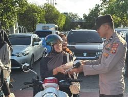 Bidhumas Polda Aceh Bagikan Takjil kepada Pengendara