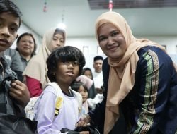Istri Wagub Bagi Bingkisan dan Buka Puasa Bersama Anak Yatim di Panti Rumoh Seujahtera Aneuk Nanggroe