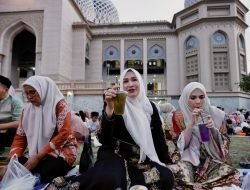 Ketua TP PKK Aceh Berbaur dengan Warga Buka Puasa di Halaman Islamic Center