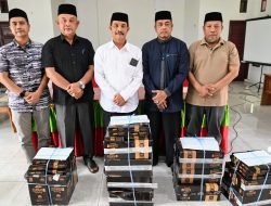 Jelang Idul Fitri, Wabup Aceh Besar Serahkan Bantuan Sarung untuk Teungku Imum dan Bilal