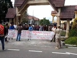 Puluhan Massa Geruduk DPRK Bener Meriah, Tuntut Anggota Dewan Terlibat Skandal VCS Dicopot