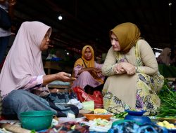Marlina Muzakir Tinjau Harga Kebutuhan Pokok Menjelang Idul Fitri di Pasar Al-Mahirah