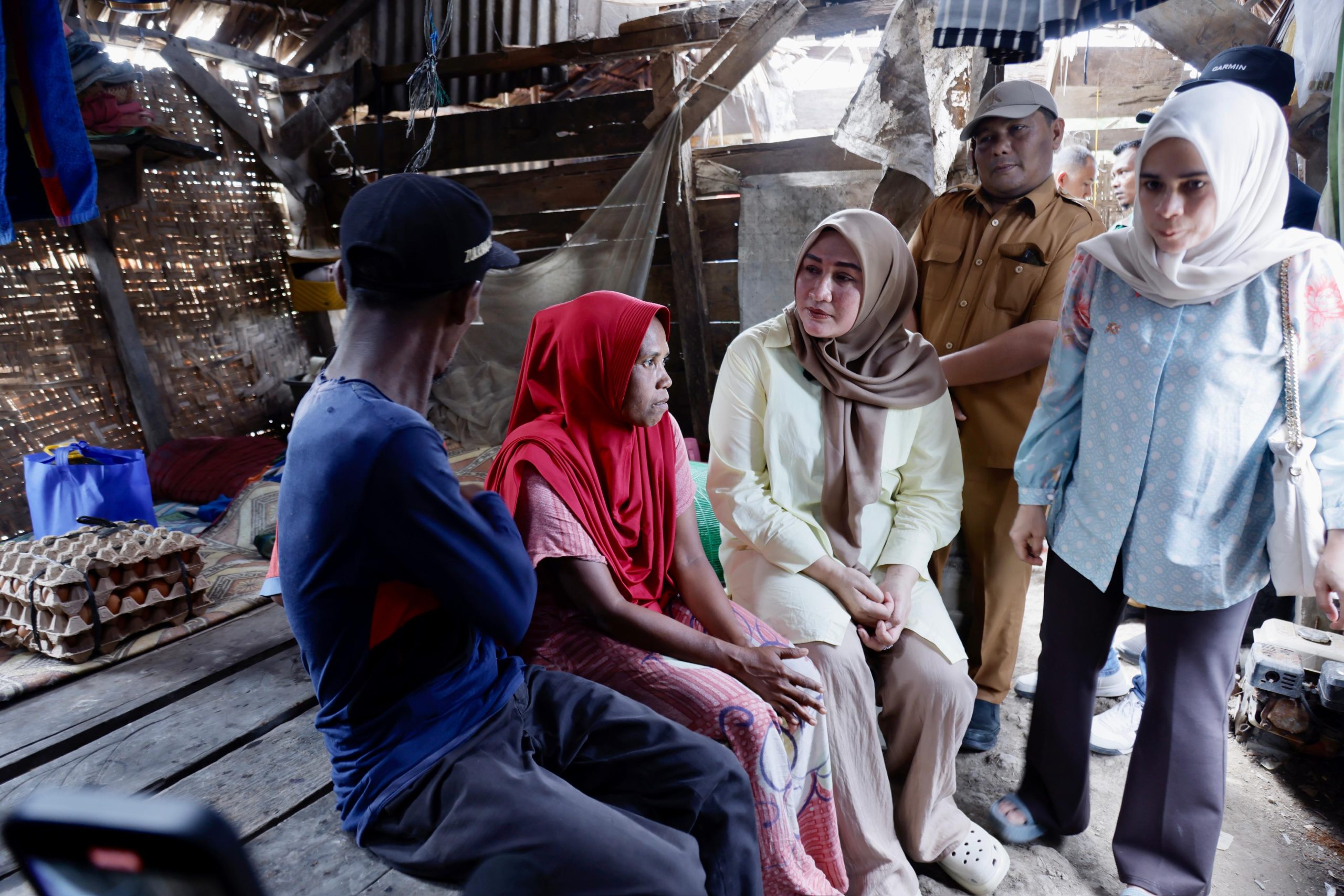 Ketua Tim Penggerak PKK Aceh, Marlina Muzakir, berkunjung ke rumah Rudi (43), warga Gampong Me Merbo, Kecamatan Tanah Pasir, Aceh Utara, Selasa 22/04/2025. Pemerintah Aceh merencanakan untuk membantu membangunkan rumah layak huni kepada Rudi dan keluarganya.
