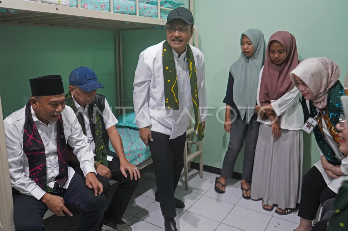 Menteri Sosial Saifullah Yusuf (tengah) melihat kamar asrama saat meninjau persiapan Sekolah Rakyat di kompleks Sentra Terpadu Kartini Temanggung, Jawa Tengah, Minggu (4/5/2025). Kunjungan kerja Mensos tersebut untuk melihat secara langsung sarana dan prasarana persiapan Sekolah Rakyat yang dirancang untuk memutus rantai kemiskinan dan membuka masa depan lebih baik. ANTARA FOTO
