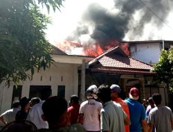 4 Rumah Warga Abdya Terbakar, TNI-Polri dan Warga Bahu-Membahu Padamkan Api