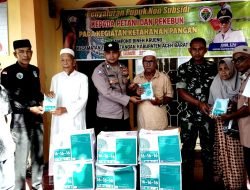 282 Petani di Gampong Bineh Krueng Terima Pupuk Gratis dari Dana Desa