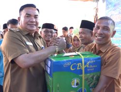 Bupati Salim Fakhry Serahkan Bantuan Sosial  Pemberdayaan KAT