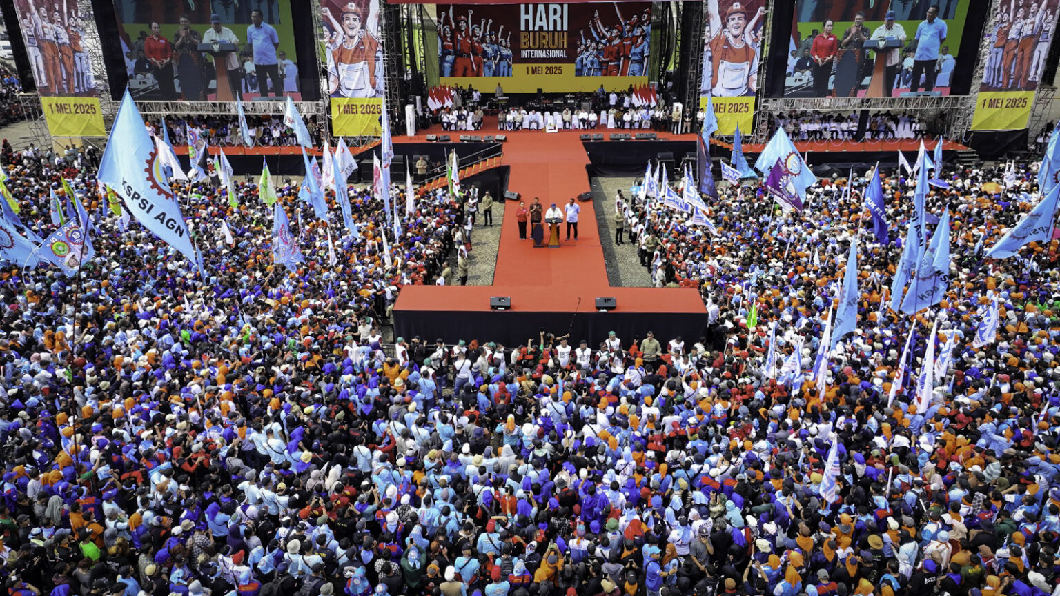 Presiden Prabowo Subianto hadir dalam acara peringatan Hari Buruh Internasional Tahun 2025 yang diselenggarakan di kawasan Monumen Nasional (Monas), Jakarta, pada Kamis, 1 Mei 2025. (Foto: BPMI Setpres)