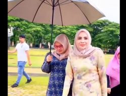 Anggota DPRK Lhokseumawe Tuai Kontroversi Usai Payungi Istri Wali Kota