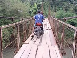 Jembatan Gantung Rusak Parah, Nyawa Warga Jadi Taruhan