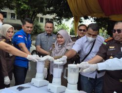 Kejari Banda Aceh Musnahkan Ganja dan Bong Sabu