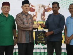 Rumah Amal USK Salurkan 880 Paket Daging ke Warga
