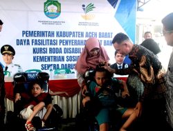 Wabup Abdya Serahkan 10 Unit Kursi Roda untuk Penyandang Disabilitas