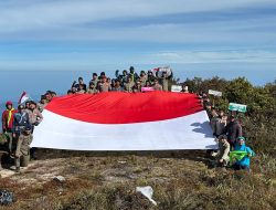 Tim Ekspedis Bentangkan Bendera Merah Putih di Puncak Gunung Leuser