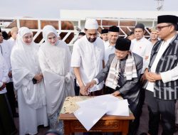 Mualem Salat Iduladha di Masjid Raya Baiturrahman Bersama Istri