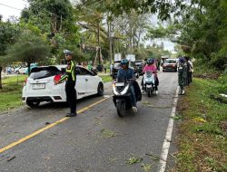 Polres Aceh Selatan Turun Langsung Evakuasi Pohon Tumbang