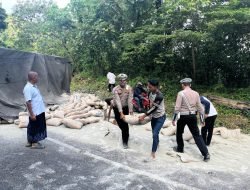 Jalur Pegunungan Makan Korban Lagi, Truk Berat Terbalik di Tapaktuan
