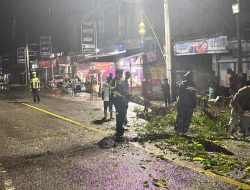 Satlantas Polres Aceh Selatan Sigap Amankan Jalan Akibat Pohon Tumbang