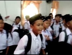 “Nyanyian Diantar Ayah Ibu” Warnai Hari Pertama Sekolah di SMPN 1 Tangan-Tangan Abdya