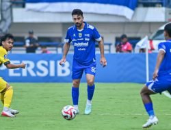 Frans Putros Jajal Peran Baru Di Persib Bandung