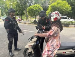 Tim Patroli KRYD Polda Aceh Pasang Bendera Merah Putih pada Kendaraan Warga