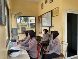 Hari Jumat, Polwan Polres Aceh Tamiang Ambil Alih Penjagaan Mako