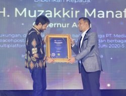 Gubernur Aceh Terima Anugerah Tokoh Peusaboh Nanggroe di The Aceh Post Awards 2025