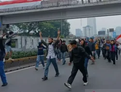 Pelajar SMA Ikut Gabung Aksi Demo di DPR