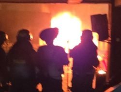 Lima Polsek Diserang Massa