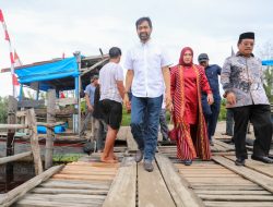 Naik Rakit, Gubernur Mualem Tinjau Akses Kuala Baru di Aceh Singkil