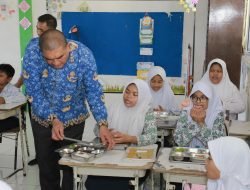 Kakankemenag Aceh Besar Tinjau Program MBG di MIN Sibreh, Tekan Aspek Kualitas Gizi