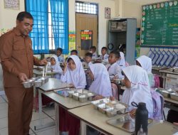 Plt Sekda Pastikan Program Makanan Bergizi Gratis di SDN Tunas Abdya Berjalan Maksimal