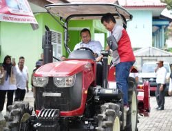 Dorong Produktivitas Petani, Wali Kota Sabang Serahkan Traktor Roda Empat
