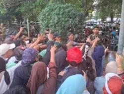 Anggota TNI dan Masyarakat Saling Dorong saat Bagi Kupon Doorprize HUT TNI, Pagar Ambruk