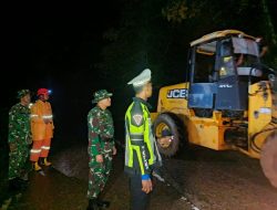 Prajurit Kodam IM Bantu Atasi Longsor di Jalur Tapaktuan – Subulussalam