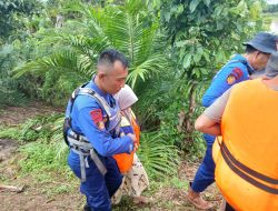 Satpolairud Polres Aceh Barat Evakuasi Pasangan Lansia Terjebak Banjir