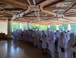 Tenaga Medis Geruduk Kantor Gubernur Aceh