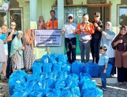 PT Solusi Bangun Andalas Serahkan Bantuan untuk Warga terdampak Banjir