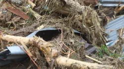 Material kayu yang terbawa arus saat banjir bandang di Kota Padang (Foto: BNPB)