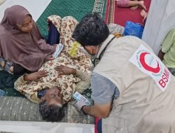 Di Tengah Gelap dan Genangan, EMT BSMI Hadir Menolong Warga Aceh