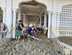 Kemenag Aceh Kerahkan Relawan Bersihkan Masjid dan Madrasah Terendam Banjir