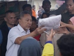 Didampingi Anggota DPR RI Nazaruddin Dek Gam, Zulhas Tinjau Pengungsian Banjir Aceh Tamiang–Langsa