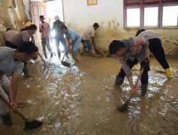 Polres Aceh Barat dan Warga Bersinergi Bersihkan Sekolah Terdampak Bencana di Woyla
