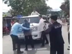 Viral Pria Tua Adang Mobil Prabowo di Langkat, Tunjuk-Tunjuk Sampaikan Pesan Ini