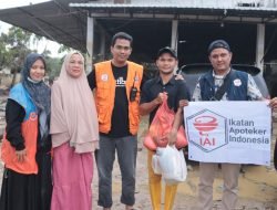 Solidaritas Pasca-Banjir, Apoteker Aceh Salurkan Bantuan ke 450 Korban dan 20 Rekan Sejawat