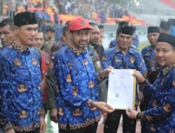 Mualem Serahkan SK PPPK Paruh Waktu untuk Ribuan Honorer