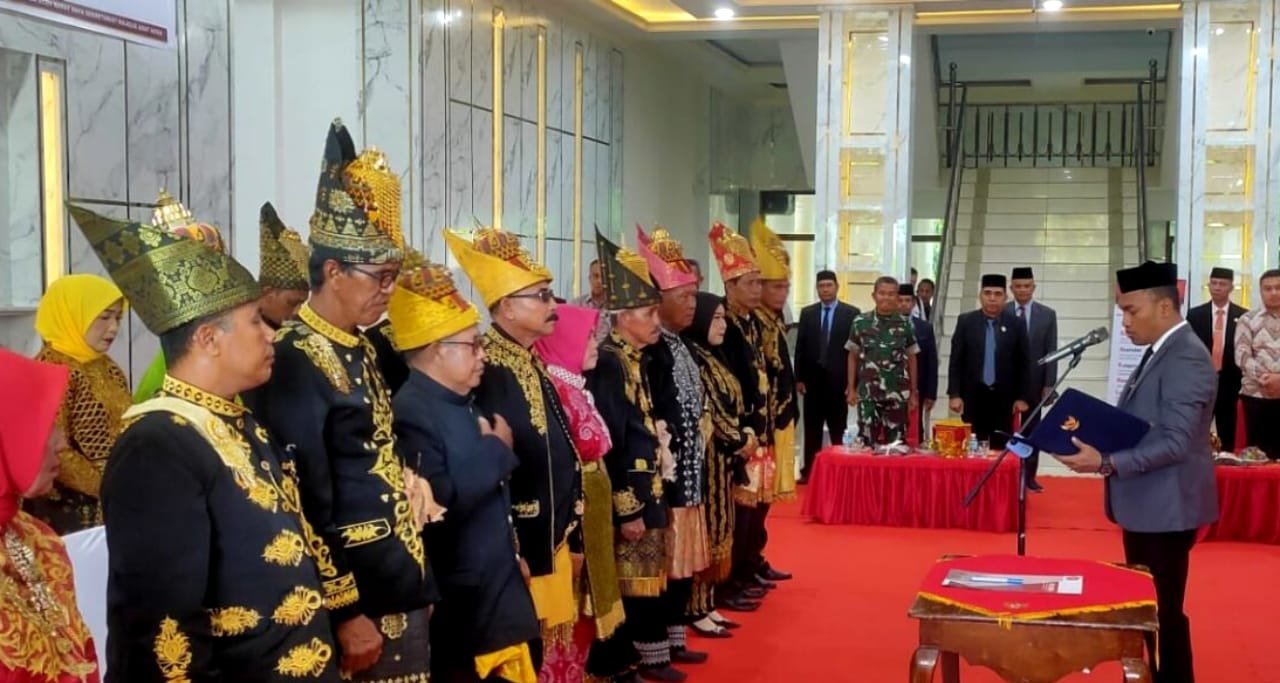 Bupati Aceh Barat Daya (Abdya) Safaruddin secara resmi melantik pengurus Majelis Adat Aceh (MAA) Kabupaten Abdya masa bakti 2026–2030. Pelantikan berlangsung di ruang lobi Kantor Bupati Abdya, Jumat (30/1/2026).