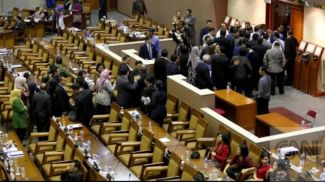 Fraksi Partai Demokrat meninggalkan rapat paripurna tentang RUU Pilkada karena opsi yang mereka usulkan, yakni pilkada langsung dengan 10 syarat mutlak, tak diakomodir, Jumat (26/9/2014) dini hari.(Kompas.com/Indra Akuntono)