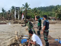 Akses Terputus, TNI dan Warga Perbaiki Jembatan Reje Payung